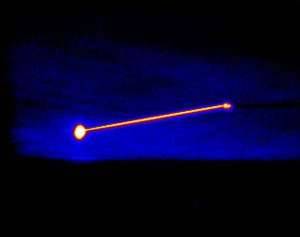 Совершеннолетие ОНПЭ: Инфракрасное изображение опытного образца лазера воздушного базирования (справа) уничтожающее угрозу в ви