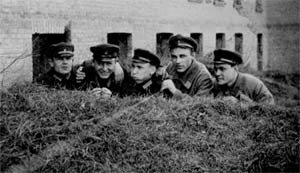 Занятия на курсах командиров танка  БТ Второй справа - А.А. Морозов