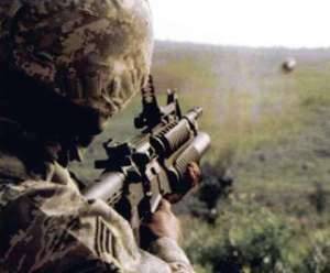 Старший специалист ВВС США стреляет учебным снарядом из гранатомета M203